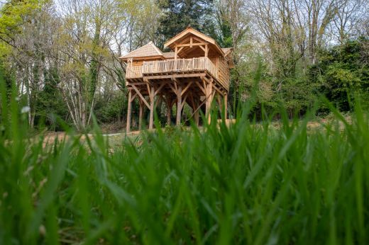 Lewis tree house lodge in Brittany