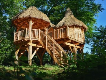 🌿 Cabane perchée Dundee
🔗https://www.domaine-treuscoat.fr/dundee.php
🌳 Perché à 3m de haut, cet hébergement vous offrira une vue surplombante sur la nature...